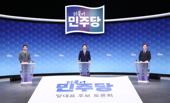 더불어민주당 김지수(왼쪽부터), 김두관, 이재명 당 대표 후보가 6일 서울 양천구 SBS 목동스튜디오에서 방송토론회를 준비하고 있다. [국회사진기자단]